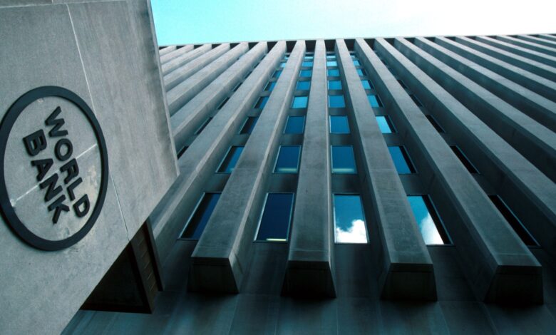 البنك الدولي يخفض توقعاته للنمو العالمي لعام 2024 مع اقتراب زيادات أسعار الفائدة