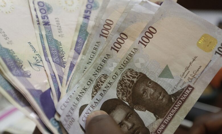 نيجيريا تسمح للعملة بانخفاض ثلث قيمتها في السوق الرسمية