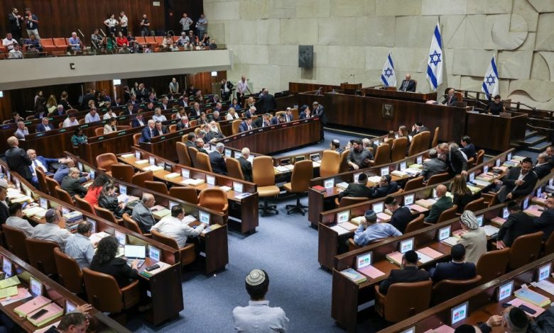 سببت احتجاجات وانقسامات واسعة.. 7 أسئلة وأجوبتها حول التغييرات القضائية بإسرائيل