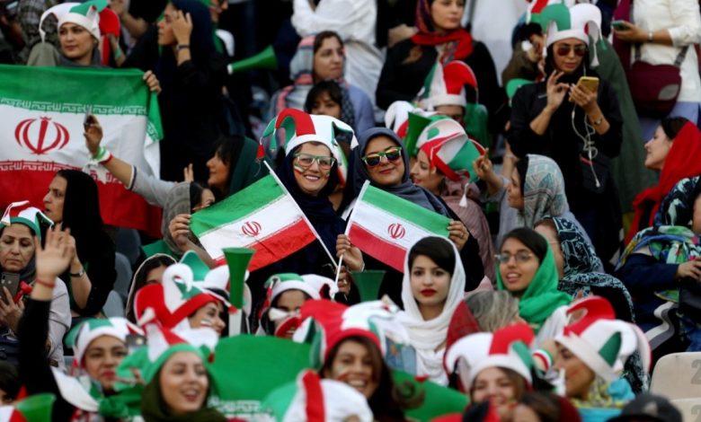 المشجعات الإيرانيات يعدن إلى ملاعب كرة القدم في بلادهن