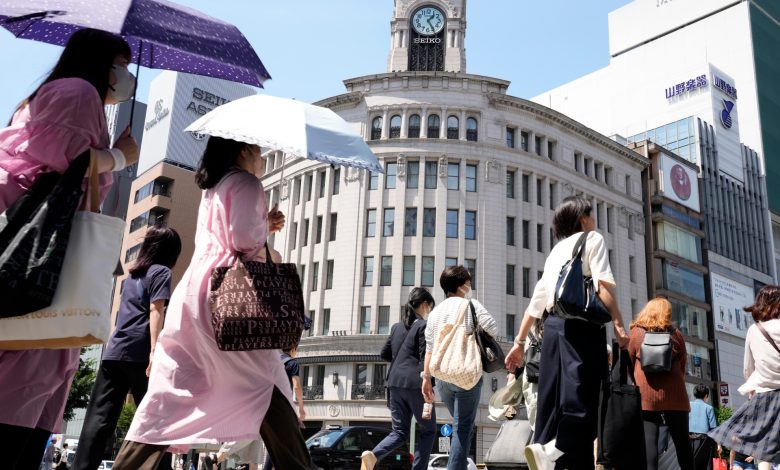 يحصل العمال اليابانيون على عثرة نادرة في الأجور بعد عقود بدون زيادة في الراتب