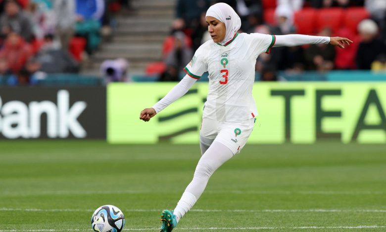 المغربية بنزينة تصبح أول محجبة تشارك في نهائيات كأس العالم للسيدات
