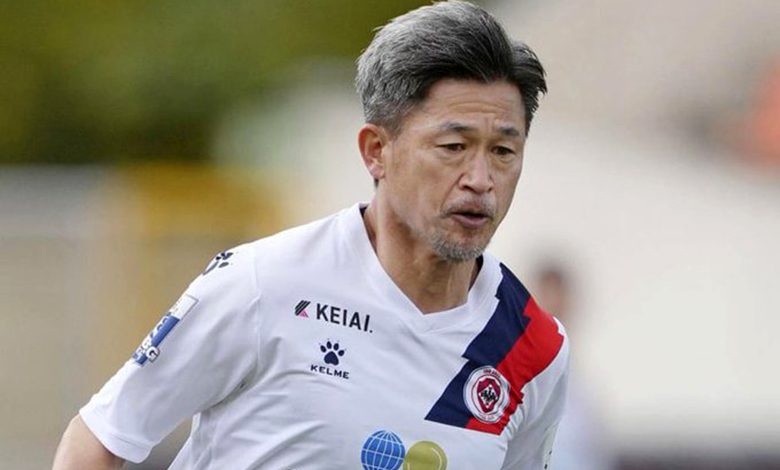 الملك كازو أكبر لاعب سنا في كرة القدم للمحترفين يمدد عقده في سن 56 عاما