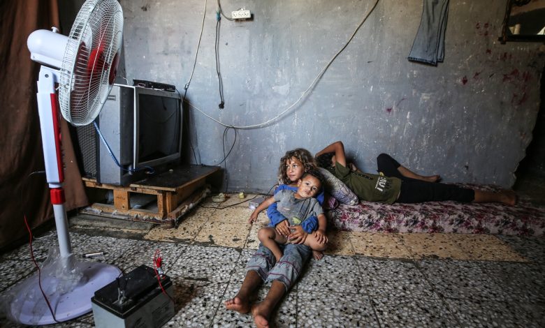 "نهارنا جحيم".. انقطاعات الكهرباء تجعل الفلسطينيين يتصببون عرقا وسط حرارة حارقة