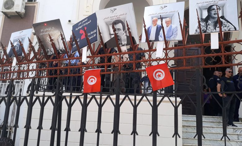 تحت شعار "لا قضاء.. لا قانون.. شرفاء في السجون".. أهالي المعتقلين بتونس يواصلون الاحتجاج