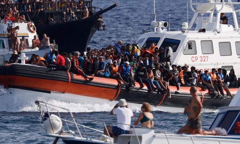 هل تدير أوروبا ظهرها للمهاجرين؟.. منع وصول 18 ألفا منهم إلى لامبيدوزا