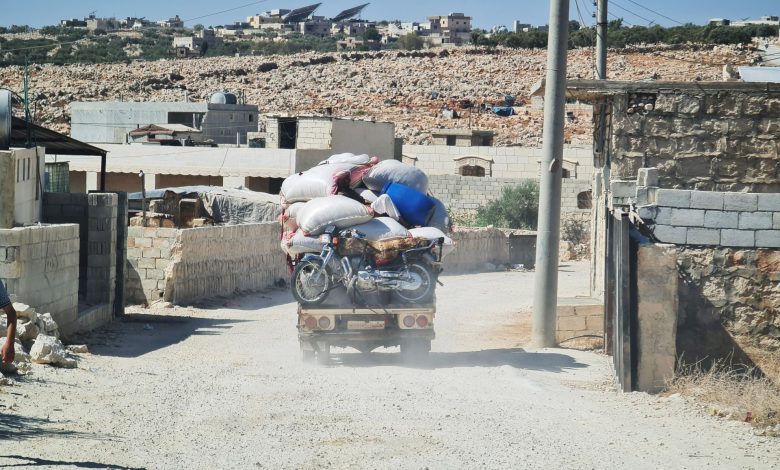 عشرات الآلاف تحت القصف.. النظام السوري يفاقم أزمة النزوح في مخيمات الشمال