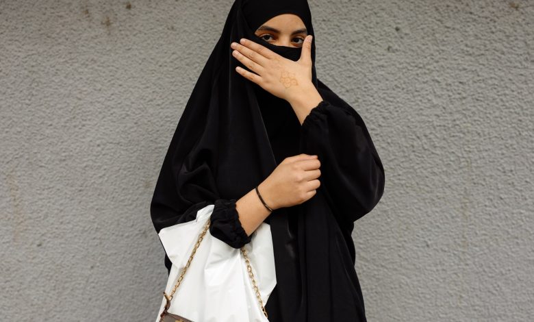 حظر العباءة.. الحكومة الفرنسية تتمسك بالعلمانية والمنظمات الإسلامية تتحرك قضائيا