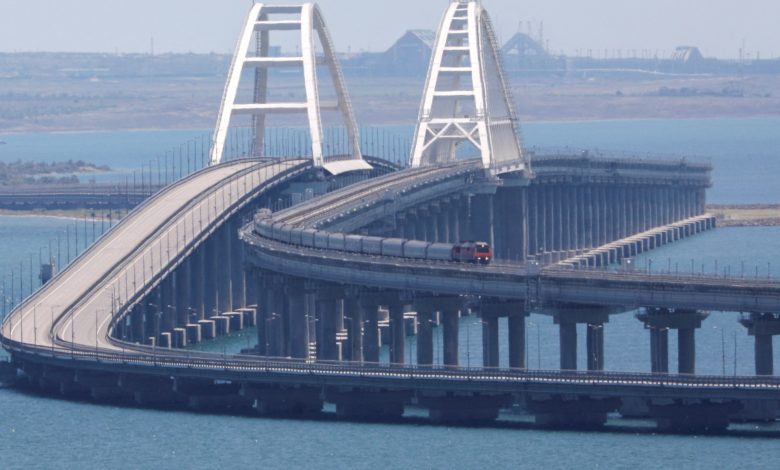 موقع روسي: هل يستطيع الأوكرانيون تفجير جسر القرم؟