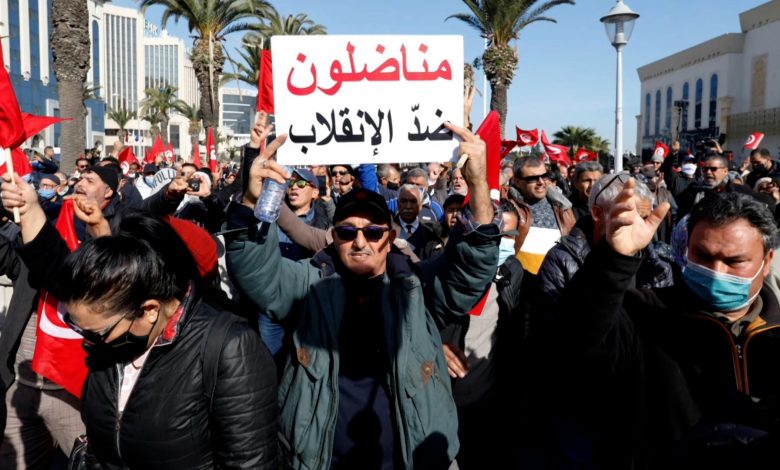 معارضة محاصرة ورئيس يتحكم بكل شيء..كيف ستخرج تونس من أزمتها؟