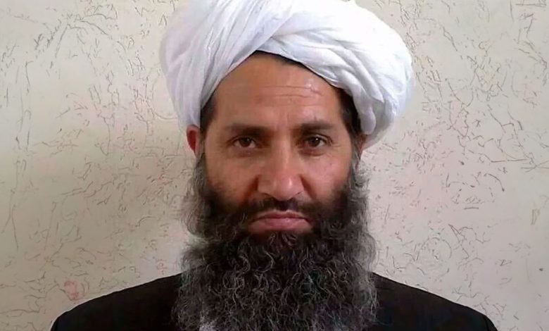 سبقته زيارات سرية.. ظهور نادر لزعيم حركة طالبان هبة الله آخوند زاده