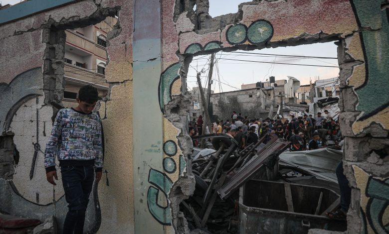رسائل المقصوفين في غزة: لا نزال على قيد الحياة