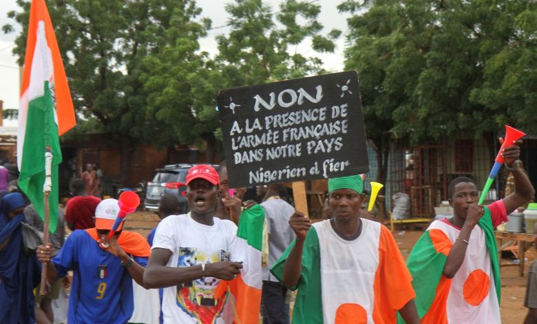 غارديان: فرنسا تجني عواقب عقود من التدخل الشائن في القارة الأفريقية