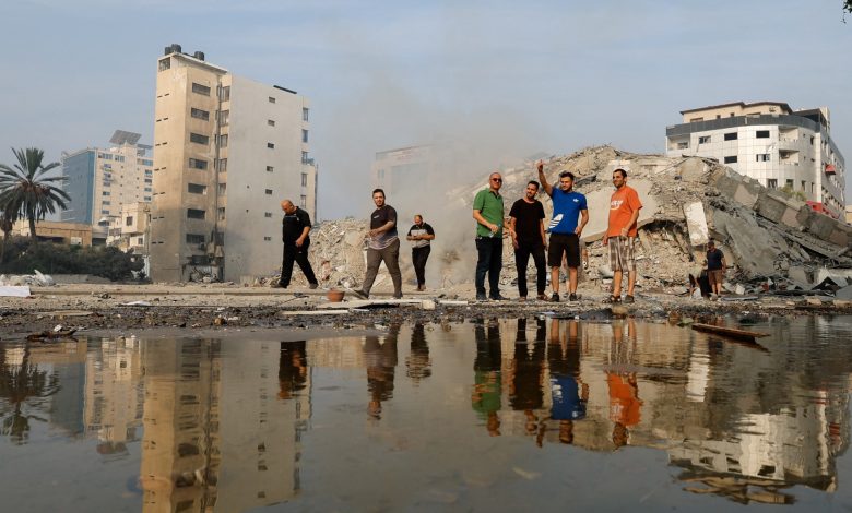 "صوتي هو شريان حياتنا".. صحفي يتمسك بالأمل رغم القصف الإسرائيلي على غزة