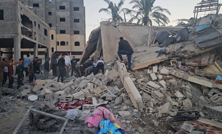 ينبشون بأياديهم.. متطوعون بغزة يبحثون عن أحياء تحت الركام