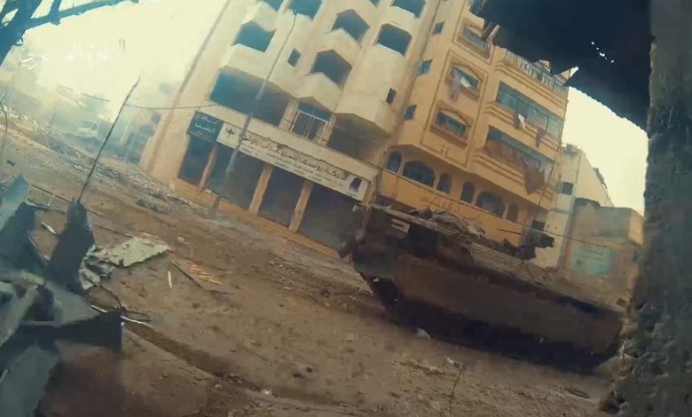 شاهد.. مقاتلو القسام يستهدفون جنودا وآليات للاحتلال متوغلة في محاور مدينة غزة