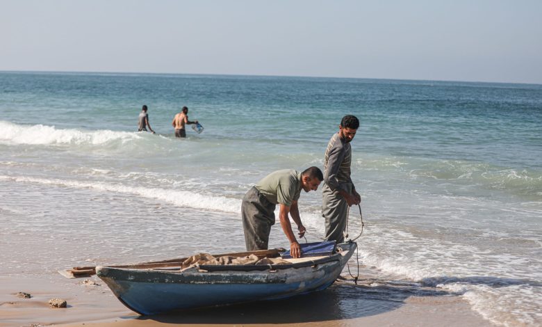 على شواطئ غزة.. حرب أخرى تشنها إسرائيل على الصيادين