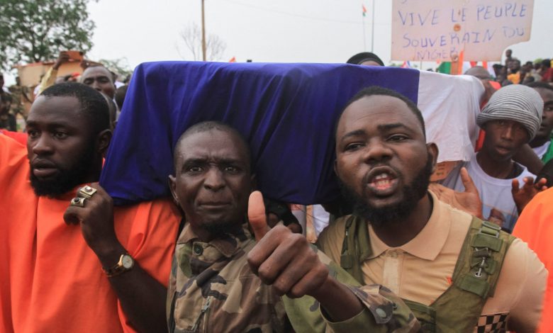 هل يشكل خروج باريس من النيجر نهاية أفريقيا الفرنسية؟