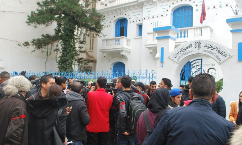 تكتفي بإصدار البيانات.. أين المنظمات الحقوقية بتونس من اعتقال الصحفيين؟
