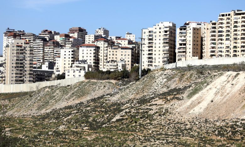 في القدس.. مكب نفايات إسرائيلية على أرضٍ فلسطينية خاصة