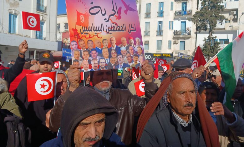 هل يستهدف الرئيس التونسي منافسيه في الانتخابات المقبلة؟