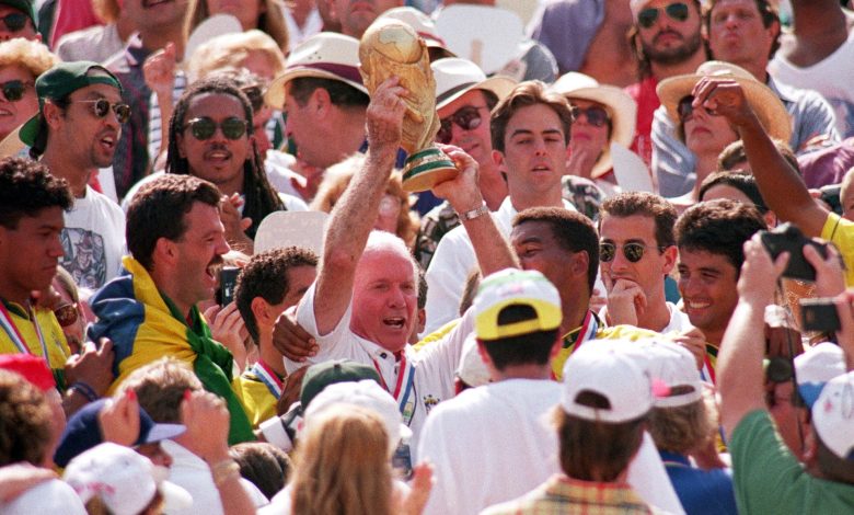عشق التتويج بكأس العالم لاعبا ومدربا.. وفاة البرازيلي زاغالو عن 92 عاما