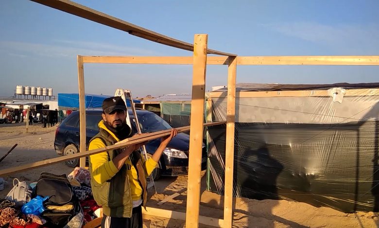 فقدان المأوى يجبر النازحين من غزة على صناعة خيامهم بأنفسهم
