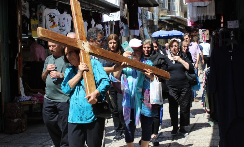 الاعتداء على رجال الدين المسيحيين في القدس يعود إلى الواجهة