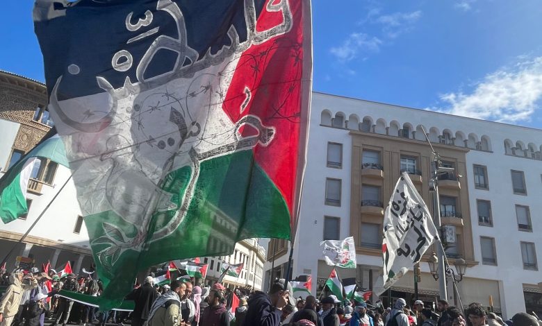 جاؤوا من مدن بعيدة.. مسيرة لآلاف المغاربة بالرباط دعما لغزة ورفضا للتطبيع