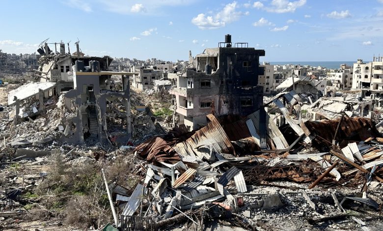 لاكروا: محادثة من غزة عبر واتساب عن حياة تحت القنابل
