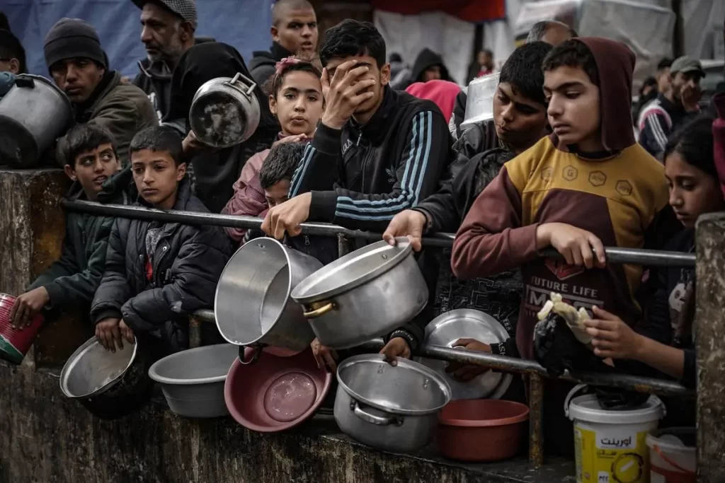 طابور المساعدات الغذائية في غزة
