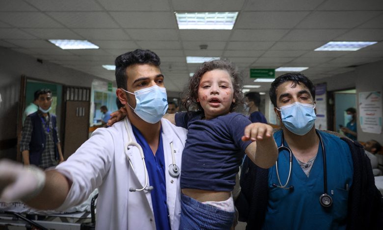 واشنطن بوست: أطباء غزة بين التهجير والاعتقال والموت