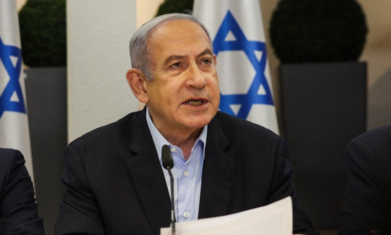 إعلام إسرائيلي: نتنياهو وبّخ وزراء لم يهاجموا صفقة التبادل وأول استقالة بالجيش
