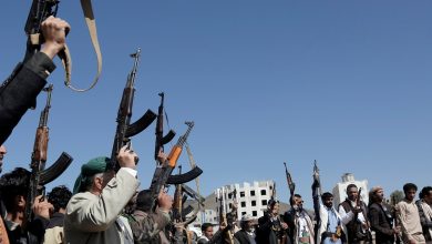 النشطاء يتوقعون تصعيدا عسكريا عقب استهداف جماعة الحوثي سفينة بريطانية