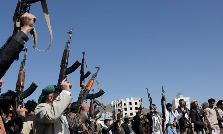 النشطاء يتوقعون تصعيدا عسكريا عقب استهداف جماعة الحوثي سفينة بريطانية