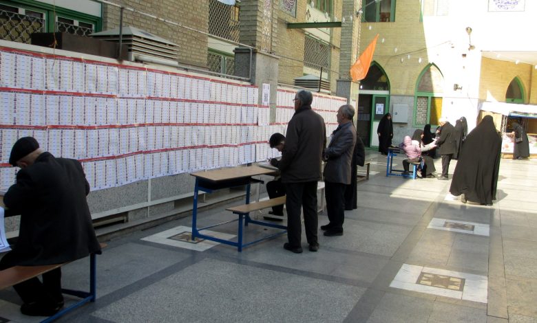 الانتخابات الإيرانية.. حضور لافت للنساء في مراكز الاقتراع وغياب لجيل زد