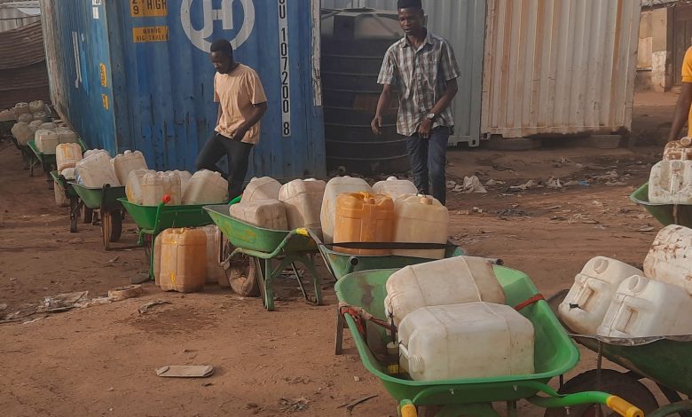 "حمير و تناكر"وسيلة السودانيين للنجاة من جحيم العطش