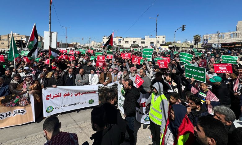 رفض الجسر البري.. عنوان فعاليات مناصرة غزة الأبرز في الأردن
