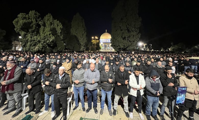 القدس تستقبل رمضان بإجراءات أمنية وقيود على الصلاة وجنود فوق قبة الصخرة