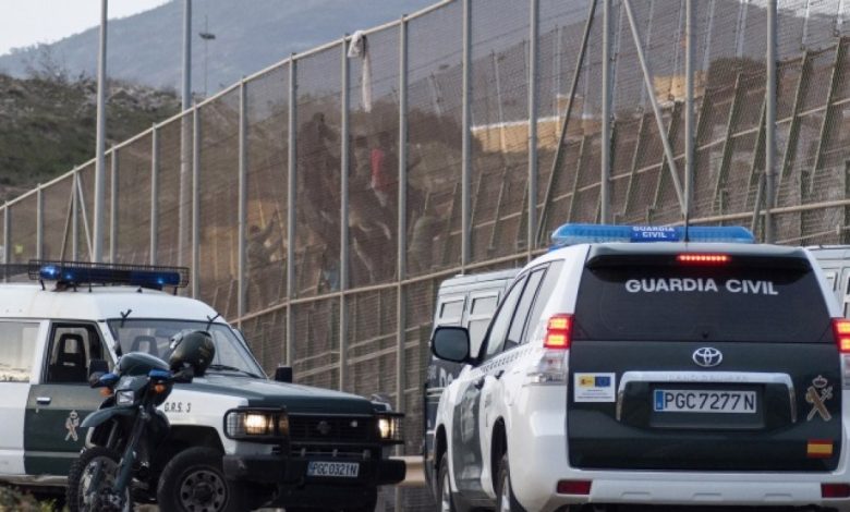 الشرطة الإسبانية تعتقل 3 أشخاص بتهمة إلقاء مهاجرين في البحر