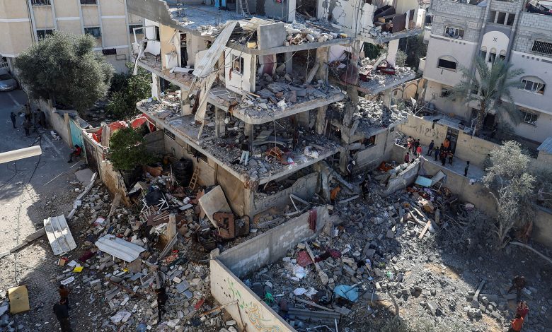 صحف عالمية: أنقاض المباني بغزة باتت مقابر وإسرائيل تمعن بقتل أطفال الضفة