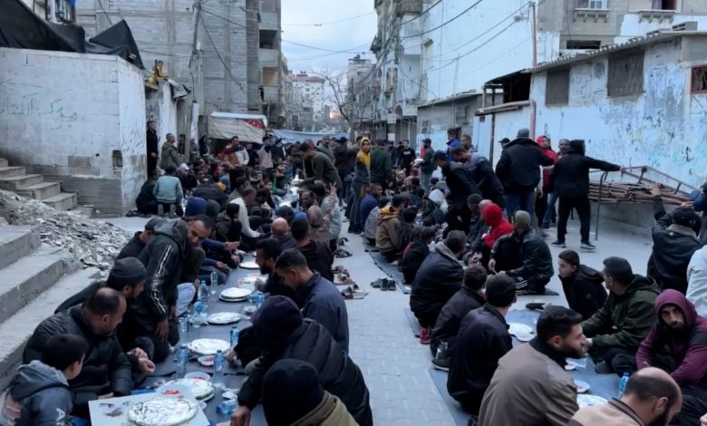 شاهد.. مائدة رمضانية للنازحين في رفح رغم الحرب