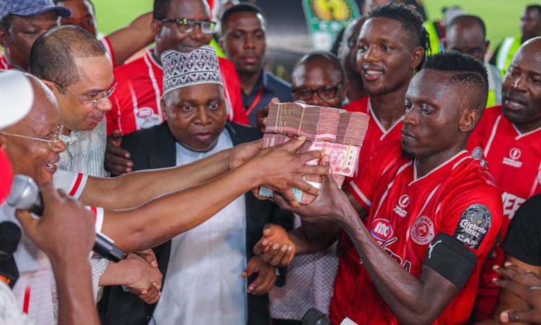 رئيس سيمبا التنزاني يسلم اللاعبين مكافآت التأهل لربع نهائي أبطال أفريقيا في أرض الملعب