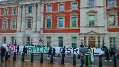 نشطاء يحاصرون وزارة الأعمال البريطانية احتجاجًا على تسليح إسرائيل