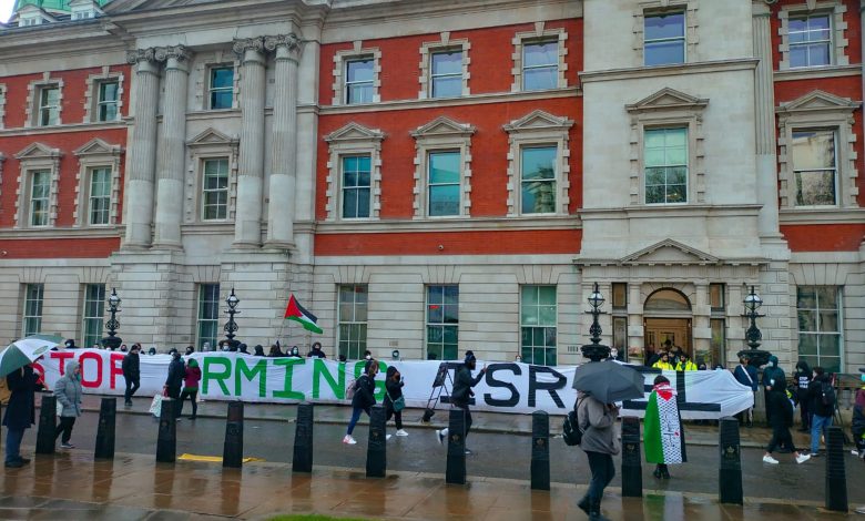 نشطاء يحاصرون وزارة الأعمال البريطانية احتجاجًا على تسليح إسرائيل