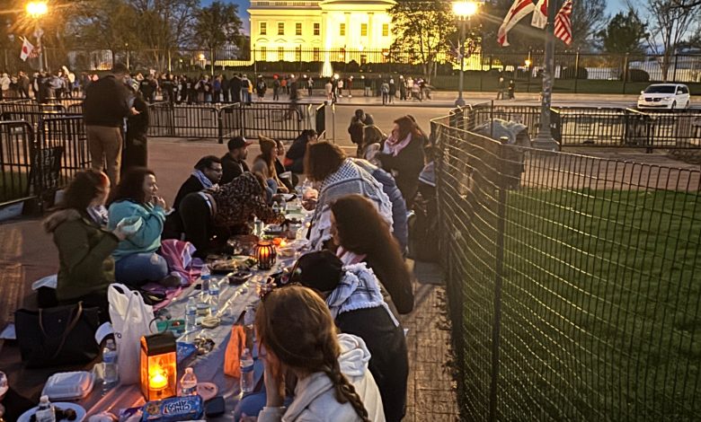 إفطار رمضاني جماعي احتجاجي عند أسوار البيت الأبيض