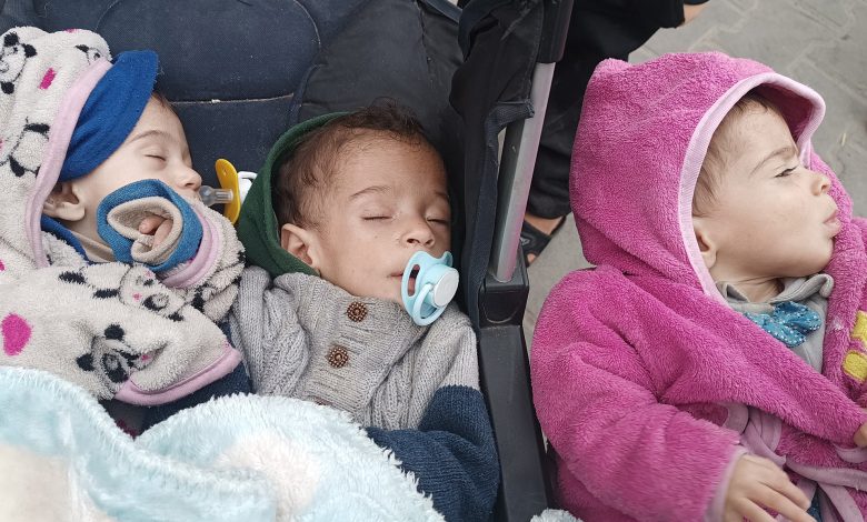 لا يستثني الرضع والأجنة.. التجويع يقتل أطفال غزة