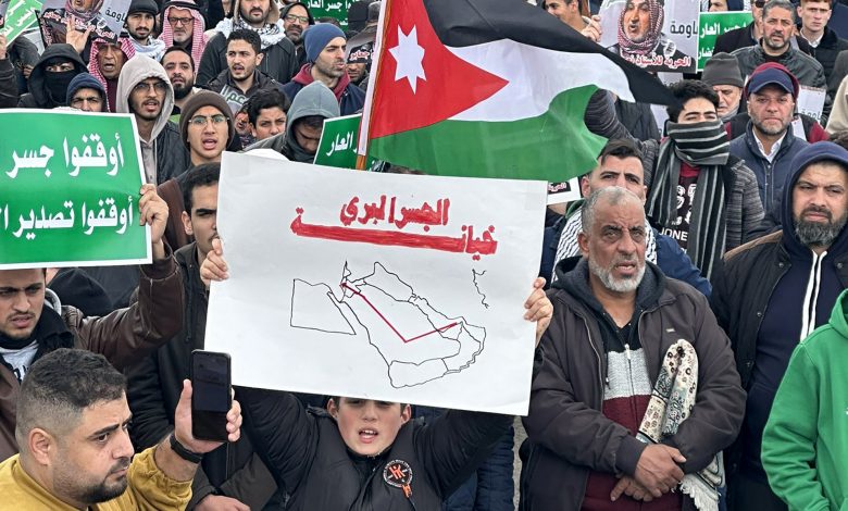 ما حقيقة وجود جسر بري يمر بالأردن لتزويد إسرائيل بالبضائع؟