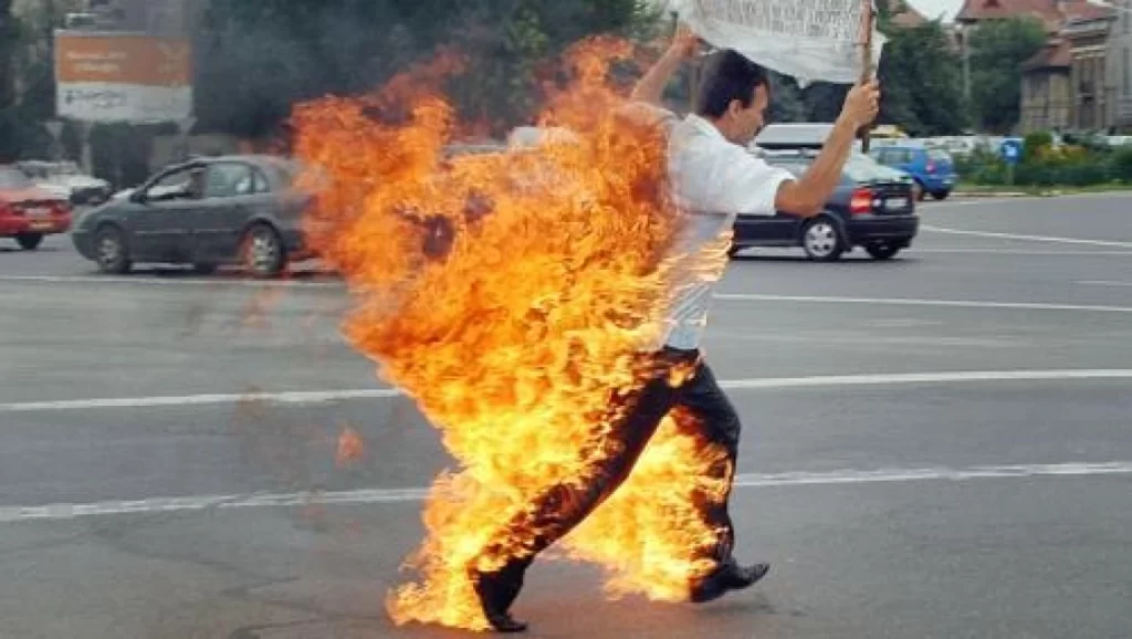 صورة تونسي يحرق نفسه