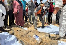 موقع بريطاني: هكذا تجاهل إعلام الغرب خبر المقابر الجماعية في غزة